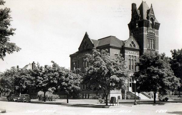 Court House Escanaba (newer photo)